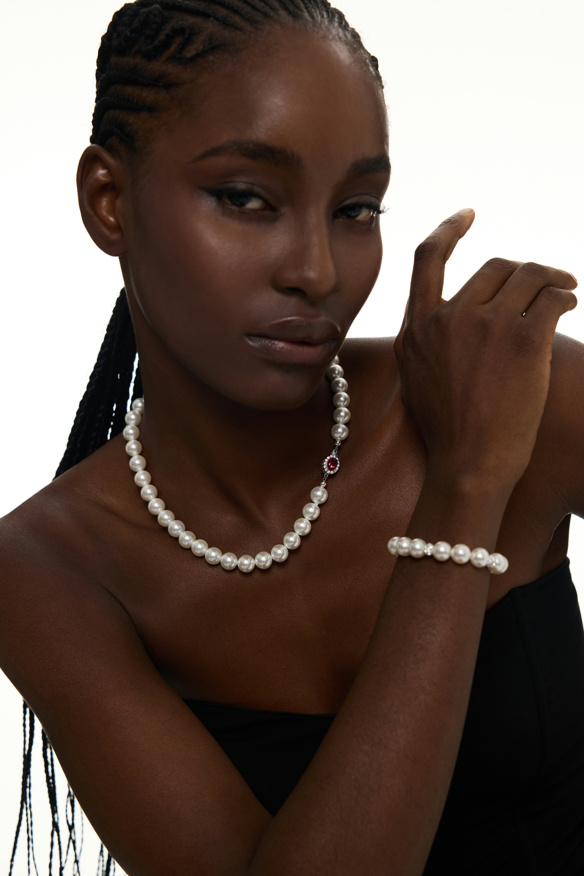 Vyranthia Pearl Necklace