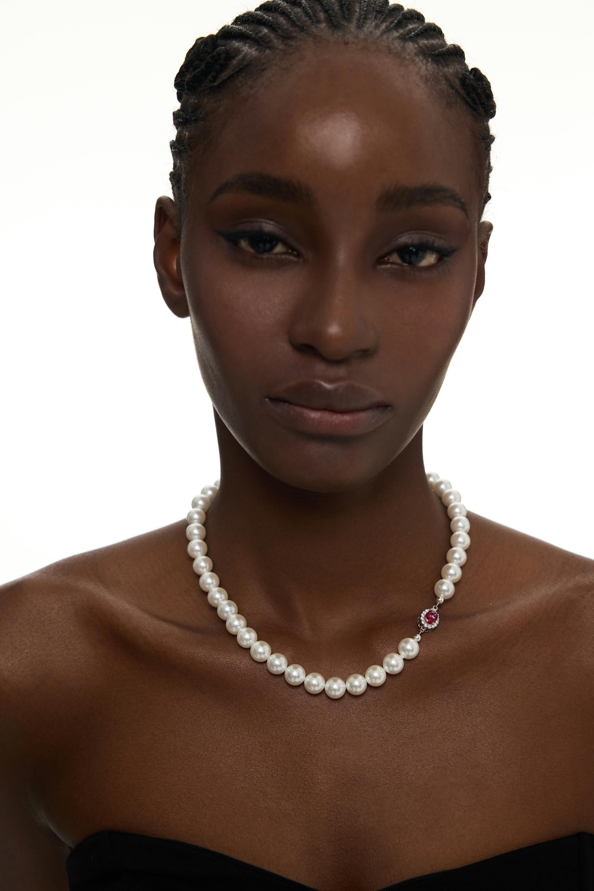 Vyranthia Pearl Necklace
