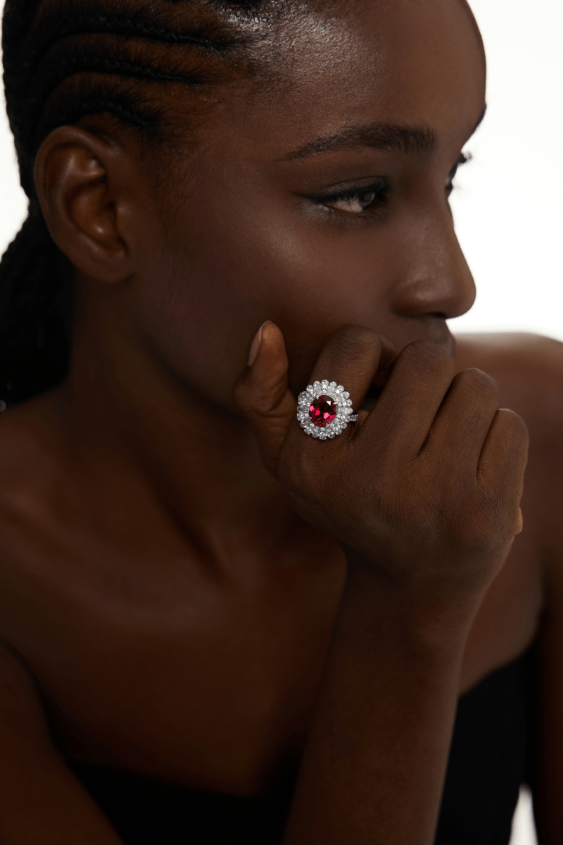 Cristaux étincelants accents Vintage rubis halo bague