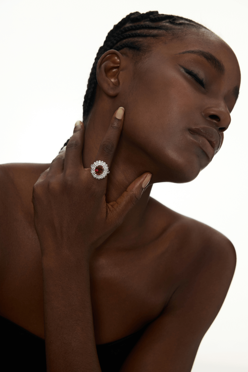 Cristaux étincelants accents Vintage rubis halo bague