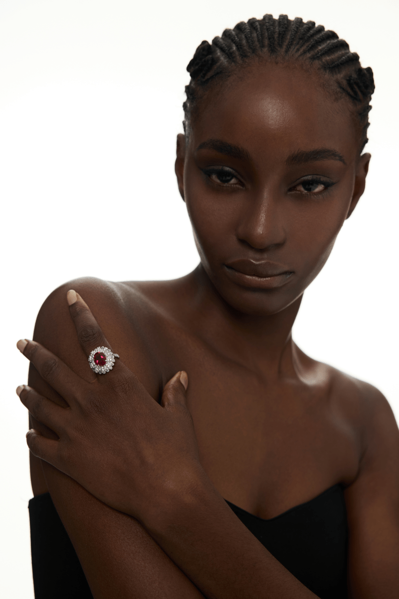 Cristaux étincelants accents Vintage rubis halo bague