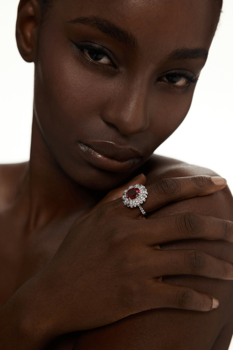 Cristaux étincelants accents Vintage rubis halo bague